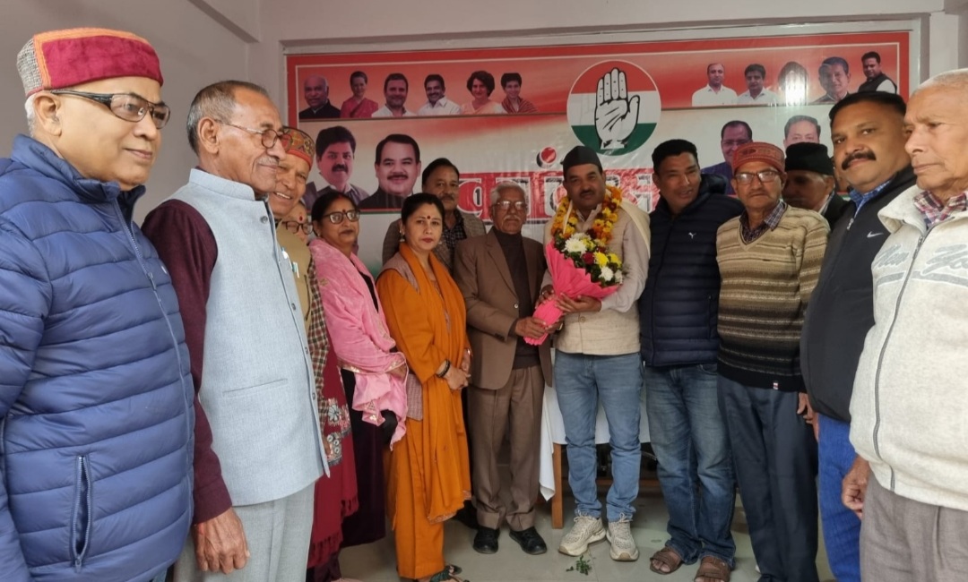 कांग्रेसियों ने सफल कार्यकाल के लिए पूर्व कांग्रेस जिलाध्यक्ष विनोद डबराल को किया सम्मानित