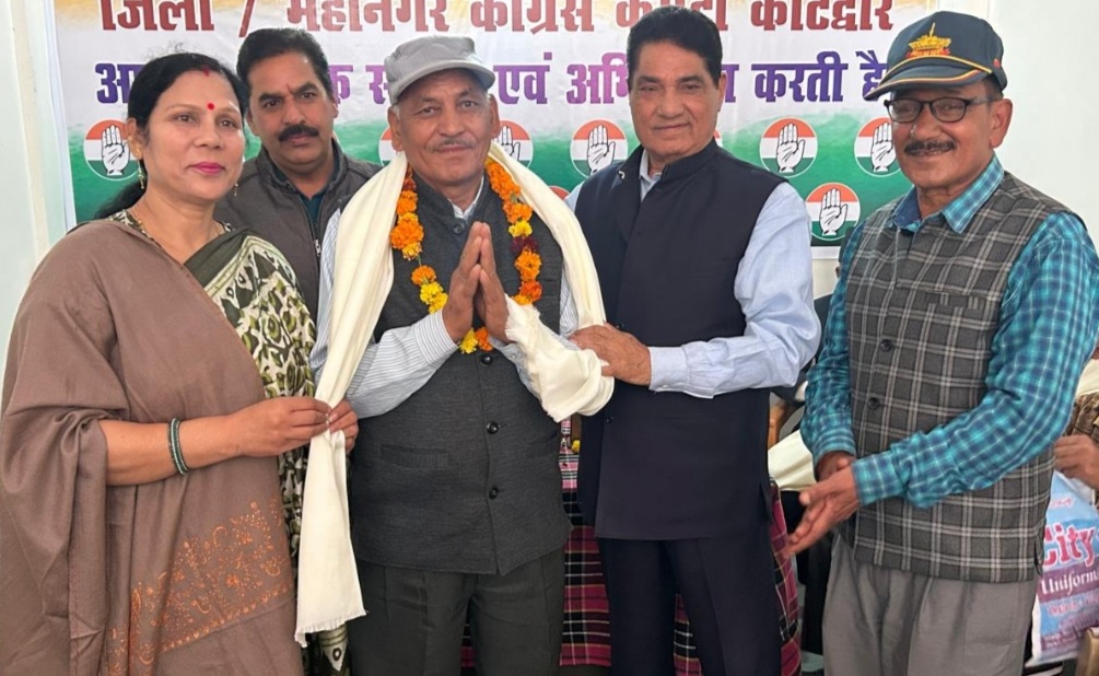 कांग्रेस ने विजय दिवस पर पूर्व सैनिकों को किया सम्मानित