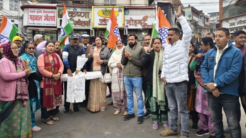 महिला सुरक्षा को लेकर कांग्रेस ने फूंका प्रदेश सरकार का पुतला