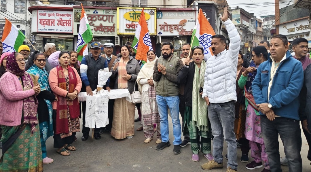 महिला सुरक्षा को लेकर कांग्रेस ने फूंका प्रदेश सरकार का पुतला