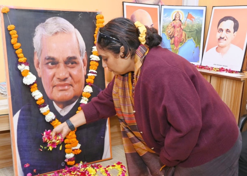 विधानसभा अध्यक्ष ने पूर्व प्रधानमंत्री स्वर्गीय अटल बिहारी वाजपेयी की जयंती पर पुष्पांजलि अर्पित कर उन्हें भावभीनी श्रद्धांजलि दी