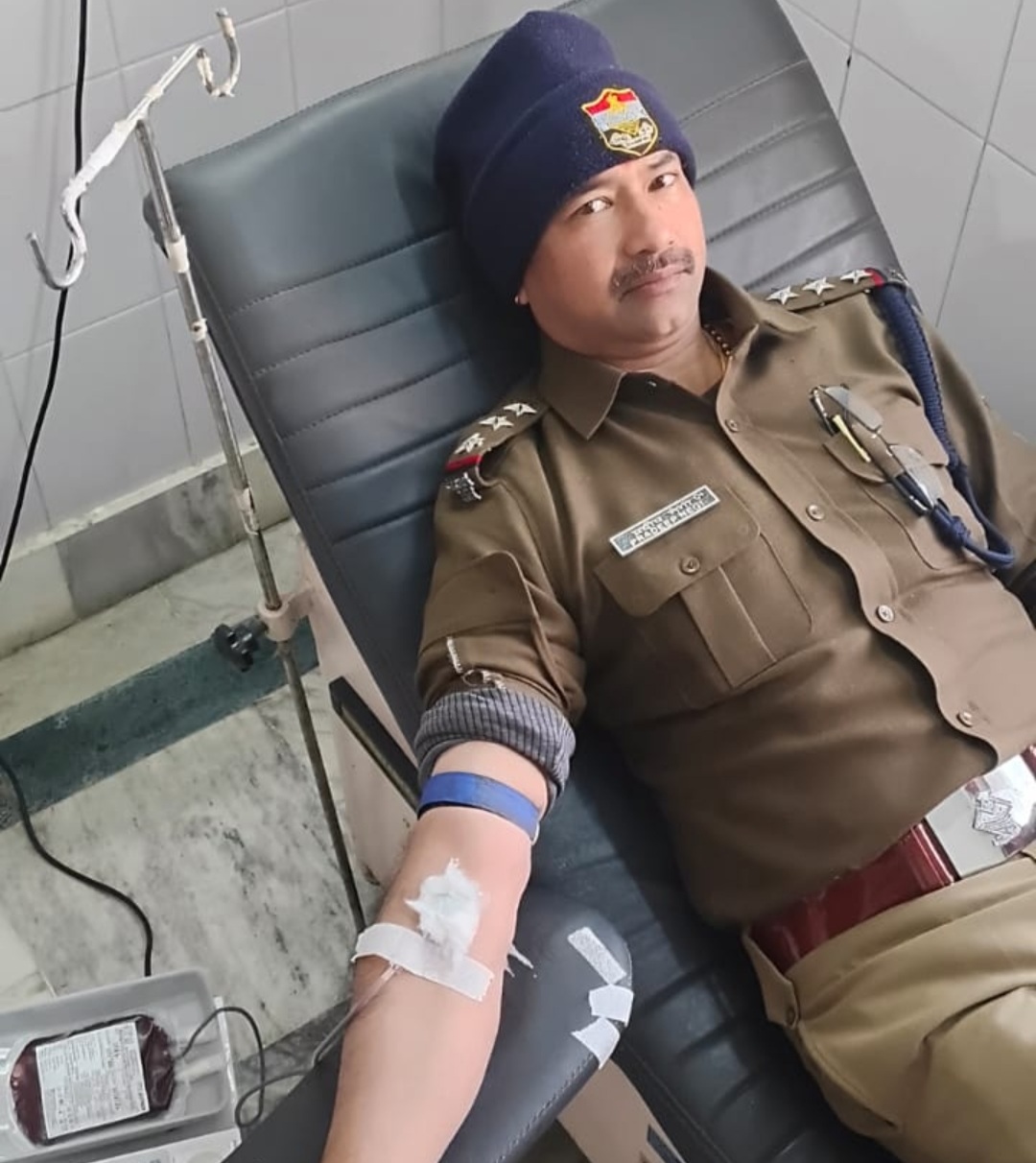 मानवता की मिसाल बने कोटद्वार प्रभारी निरीक्षक प्रदीप नेगी— बुजुर्ग किडनी पेशेंट को दिया जीवनदायी रक्तदान