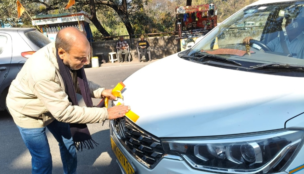 रोटरी क्लब ने यातायात पुलिस के साथ मिलकर लगाए वाहनो पर रिफ्लेक्टर