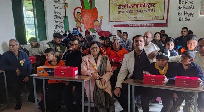 रोटरी क्लब ने दिव्यांग स्कूल के 52 बच्चो को किये जूते वितरित