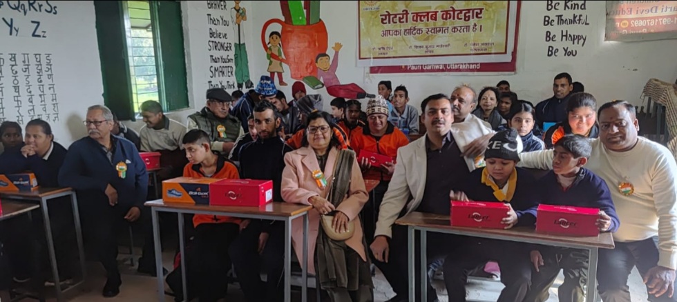 रोटरी क्लब ने दिव्यांग स्कूल के 52 बच्चो को किये जूते वितरित