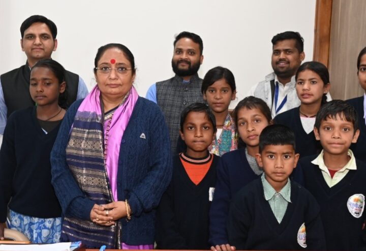 विधानसभा अध्यक्ष ने सुबेर सोसाइटी गैरसैंण के 9 बच्चों को दिखाई सत्र की कार्यवाही