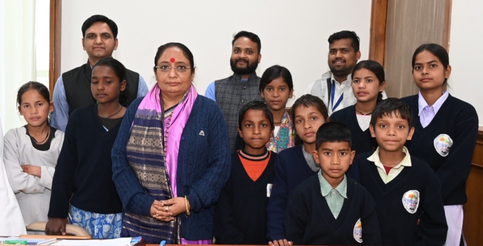 विधानसभा अध्यक्ष ने सुबेर सोसाइटी गैरसैंण के 9 बच्चों को दिखाई सत्र की कार्यवाही