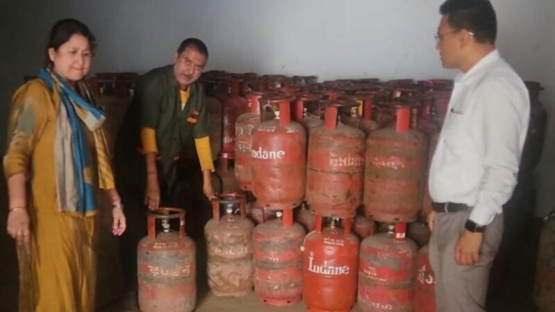 गैस आपूर्ति को लेकर अफवाहों पर न दें ध्यान, एजेंसियों में पर्याप्त मात्रा में है गैस – जिला पूर्ति अधिकारी