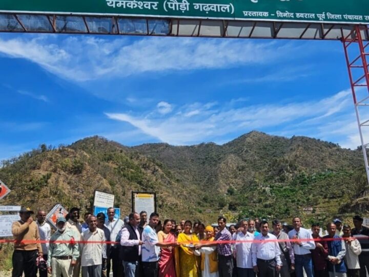 जिलापंचायत सदस्य कविता डबराल ने किया स्वतंत्रता संग्राम सेनानी स्मृति द्वार का लोकार्पण