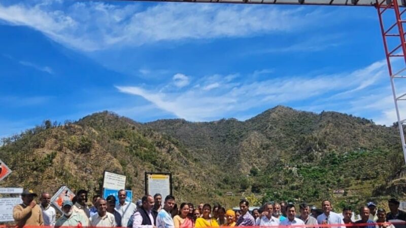 जिलापंचायत सदस्य कविता डबराल ने किया स्वतंत्रता संग्राम सेनानी स्मृति द्वार का लोकार्पण