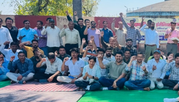 महकार सिहं की अध्यक्षता में 14 वें दिन भी हड़ताल पर डटे रहे डिप्लोमा इंजीनियर्स