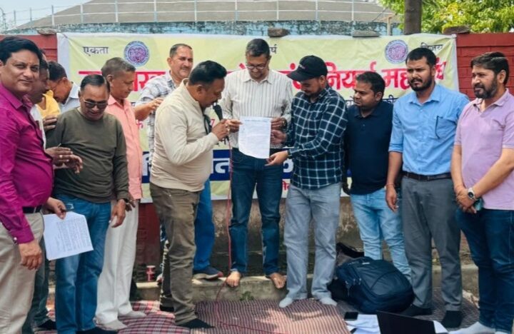 15 वें दिन डिप्लोमा इंजीनियर्स की हड़ताल को मिला पर्वतीय ठेकेदार संघ का समर्थन