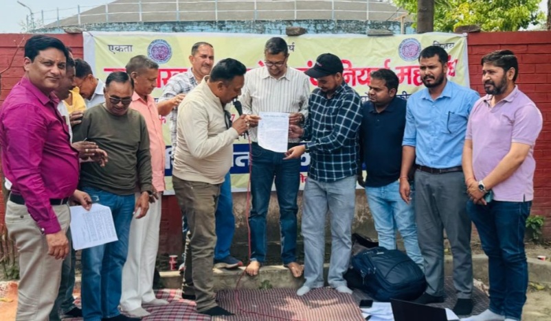 15 वें दिन डिप्लोमा इंजीनियर्स की हड़ताल को मिला पर्वतीय ठेकेदार संघ का समर्थन