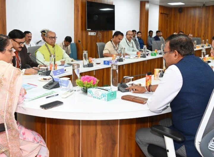 एक दिवसीय विशेष सत्र “नारी सम्मान – लोकतंत्र में अधिकार” को लेकर विधानसभा अध्यक्ष ने ली बैठक