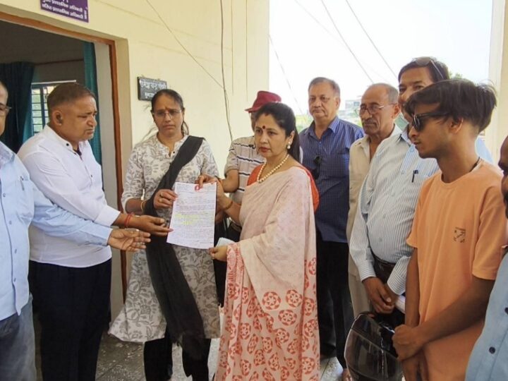 कांग्रेस ने परीक्षा शुल्क वृद्धि के विरोध में राज्यपाल को भेजा ज्ञापन