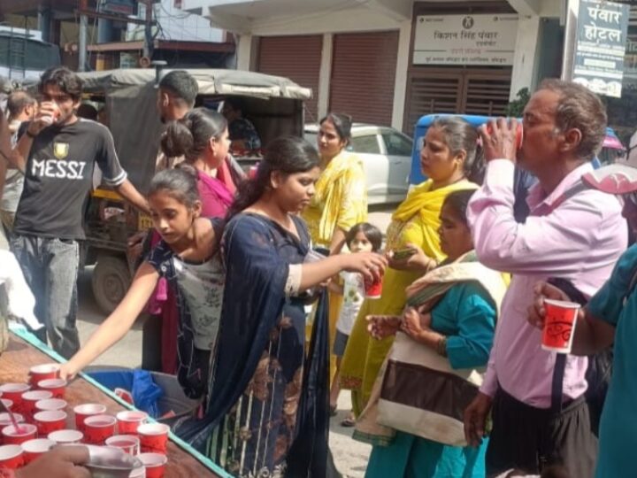 भारत विकास परिषद ने राहगीरों को पिलाया बुरांश का जूस