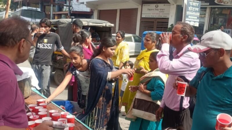 भारत विकास परिषद ने राहगीरों को पिलाया बुरांश का जूस