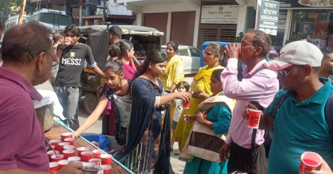 भारत विकास परिषद ने राहगीरों को पिलाया बुरांश का जूस