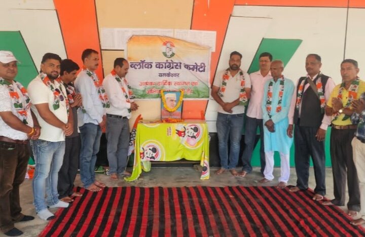 डाडामंडी में कांग्रेसियों ने नेहरू को 62 वीं पुण्य तिथि पर दी श्रंद्धाजलि