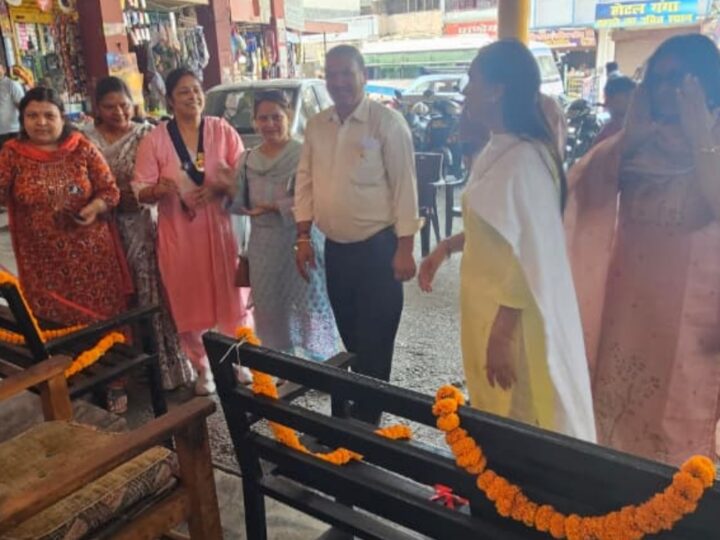 इनरव्हील क्लब ने यात्रियों के लिए लगवाई दो बेंच