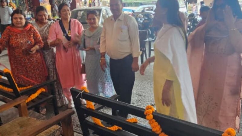 इनरव्हील क्लब ने यात्रियों के लिए लगवाई दो बेंच