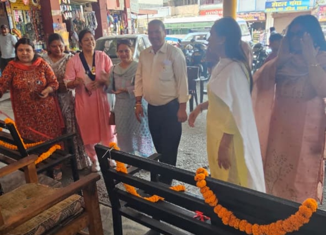 इनरव्हील क्लब ने यात्रियों के लिए लगवाई दो बेंच