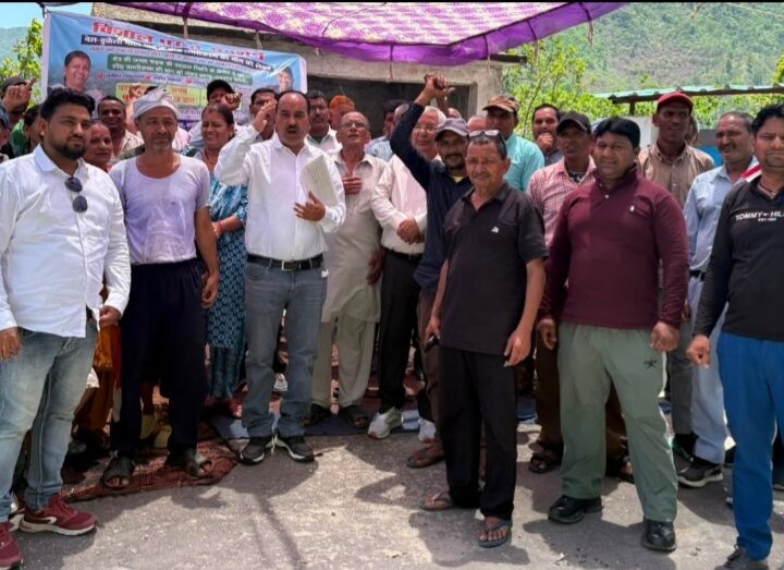 विनोद डबराल के नेतृत्व में नैल- बुधौली मोटर मार्ग की बदहाल स्थिति को लेकर ग्रामीणों ने दिया धरना