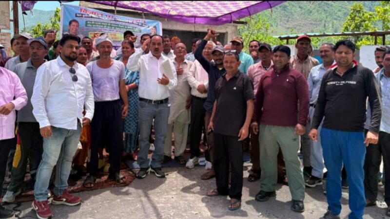 विनोद डबराल के नेतृत्व में नैल- बुधौली मोटर मार्ग की बदहाल स्थिति को लेकर ग्रामीणों ने दिया धरना