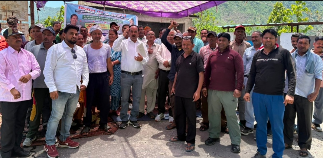 विनोद डबराल के नेतृत्व में नैल- बुधौली मोटर मार्ग की बदहाल स्थिति को लेकर ग्रामीणों ने दिया धरना