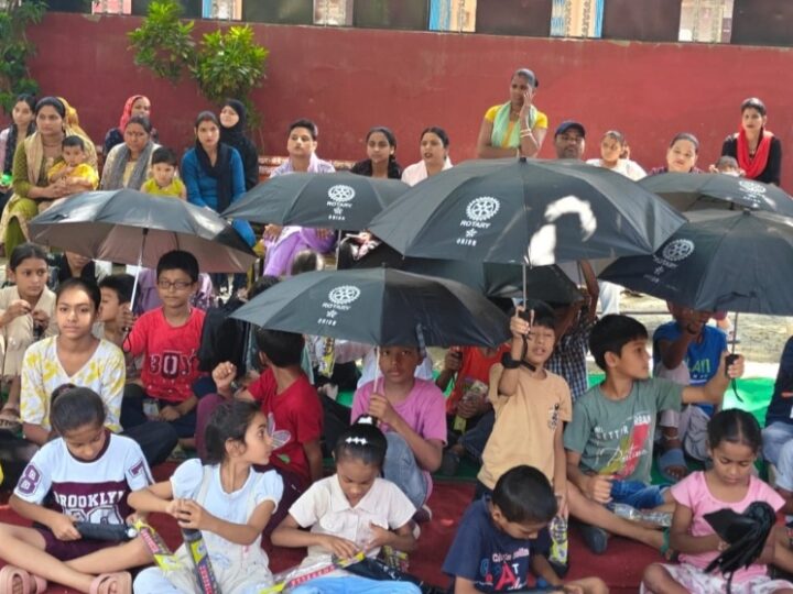 रोटरी क्लब ने बरसात से बचने के लिए 60 बच्चो को किये छाते वितरित