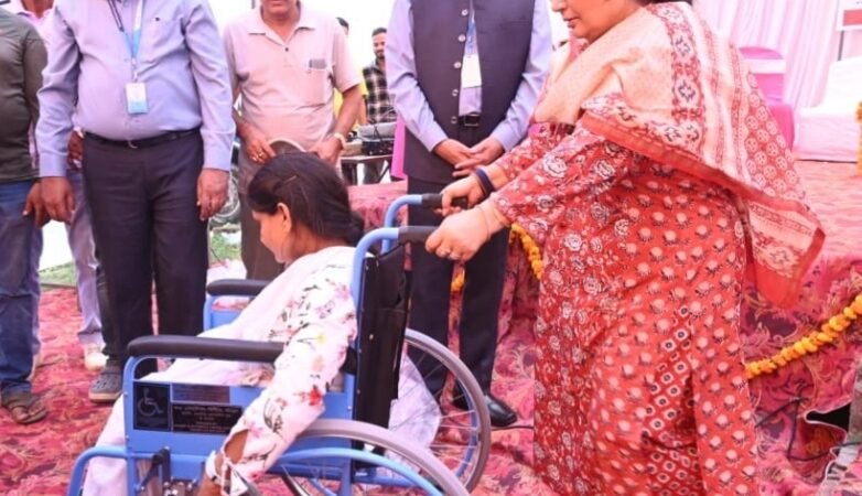 विधानसभा अध्यक्ष ने दिव्यांगजनों को व्हील चेयर एवं सहायक उपकरण किये वितरित
