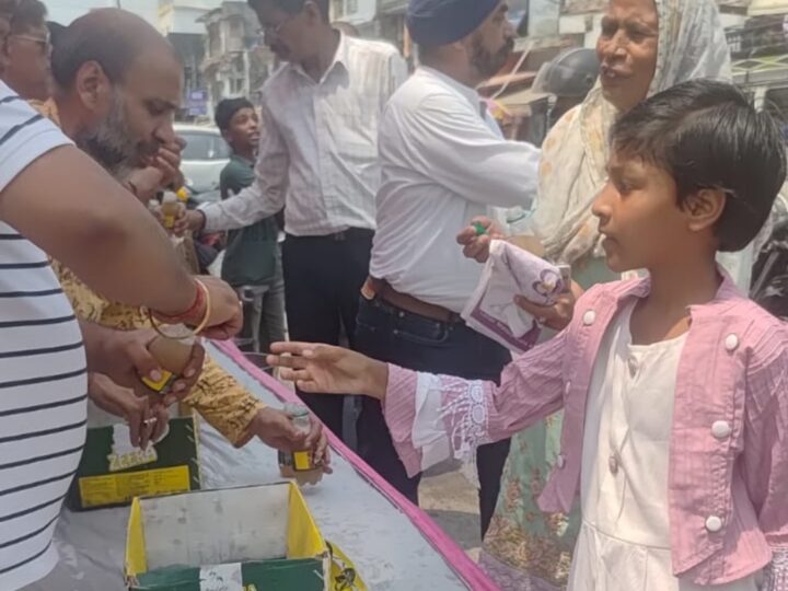 रोटरी क्लब ने स्वर्ण जयन्ती समारोह के तहत राहगीरों को पिलाया जीरा