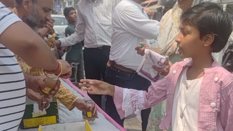 रोटरी क्लब ने स्वर्ण जयन्ती समारोह के तहत राहगीरों को पिलाया जीरा