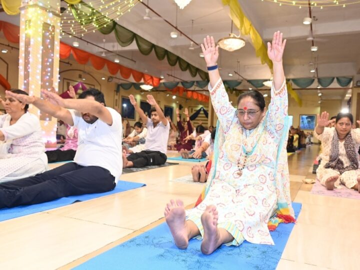 अंतरराष्ट्रीय योग दिवस के उपलक्ष्य में योगाभ्यास एवं योगा मैट वितरण कार्यक्रम हुआ आयोजित