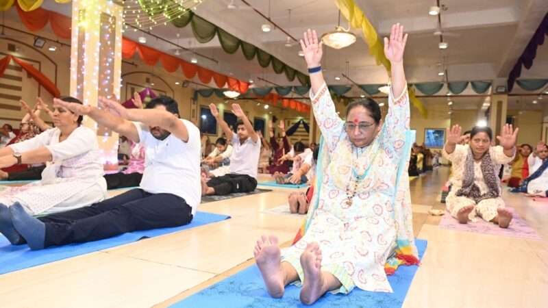अंतरराष्ट्रीय योग दिवस के उपलक्ष्य में योगाभ्यास एवं योगा मैट वितरण कार्यक्रम हुआ आयोजित