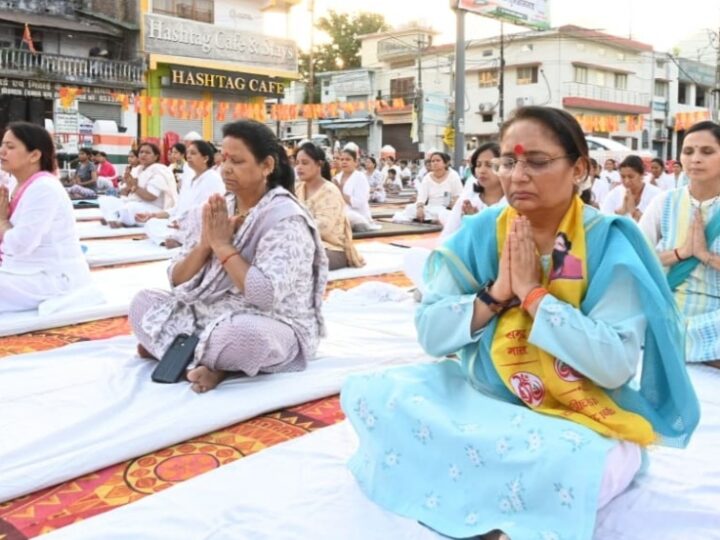 अंतर्राष्ट्रीय योग दिवस के अवसर पर विधानसभा अध्यक्ष ऋतु खण्डूडी भूषण ने विभिन्न योग कार्यक्रमों में किया प्रतिभाग