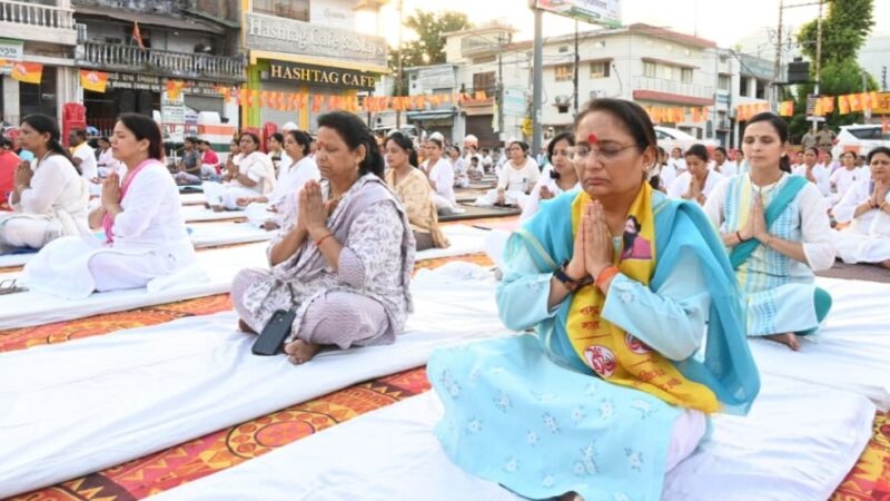 अंतर्राष्ट्रीय योग दिवस के अवसर पर विधानसभा अध्यक्ष ऋतु खण्डूडी भूषण ने विभिन्न योग कार्यक्रमों में किया प्रतिभाग
