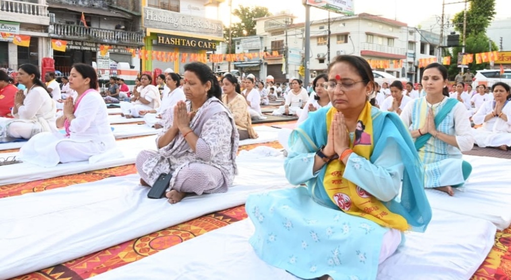 अंतर्राष्ट्रीय योग दिवस के अवसर पर विधानसभा अध्यक्ष ऋतु खण्डूडी भूषण ने विभिन्न योग कार्यक्रमों में किया प्रतिभाग