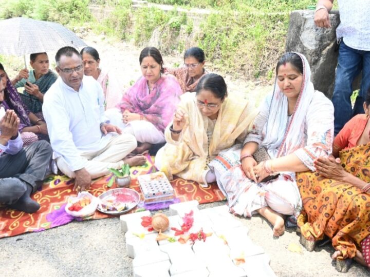 विधानसभा अध्यक्ष ने वार्ड नं० 35 त्रिलोकपुर के ग्राम रामदयालपुर में किया इंटरलॉकिंग टाइल्स मार्ग का लोकार्पण