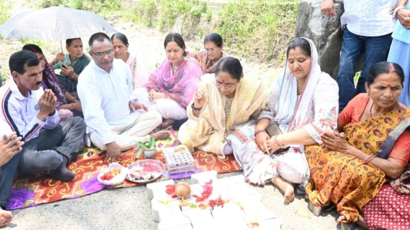 विधानसभा अध्यक्ष ने वार्ड नं० 35 त्रिलोकपुर के ग्राम रामदयालपुर में किया इंटरलॉकिंग टाइल्स मार्ग का लोकार्पण