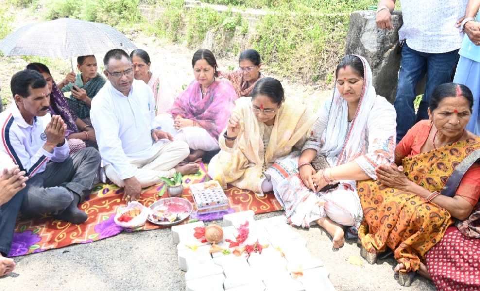 विधानसभा अध्यक्ष ने वार्ड नं० 35 त्रिलोकपुर के ग्राम रामदयालपुर में किया इंटरलॉकिंग टाइल्स मार्ग का लोकार्पण