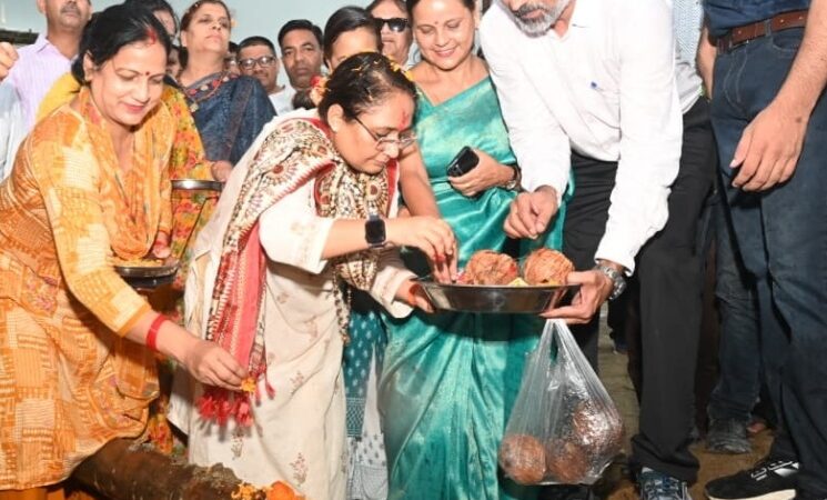 विधानसभा अध्यक्ष ने बालासौड़ में किया नए नलकूप का उद्घाटन