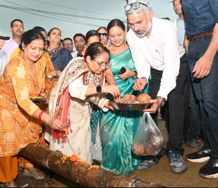 विधानसभा अध्यक्ष ने बालासौड़ में किया नए नलकूप का उद्घाटन