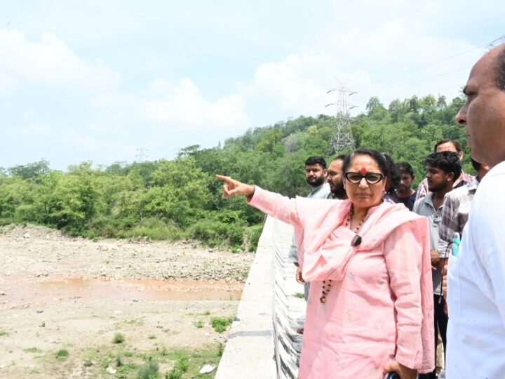 सुखरौ नदी के कटाव प्रभावित क्षेत्र का विधानसभा अध्यक्ष ऋतु खण्डूडी भूषण ने किया निरीक्षण