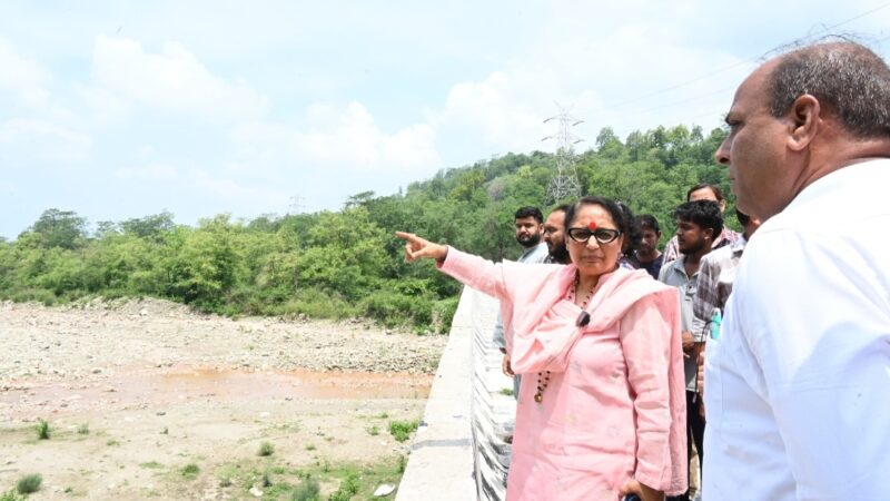 सुखरौ नदी के कटाव प्रभावित क्षेत्र का विधानसभा अध्यक्ष ऋतु खण्डूडी भूषण ने किया निरीक्षण