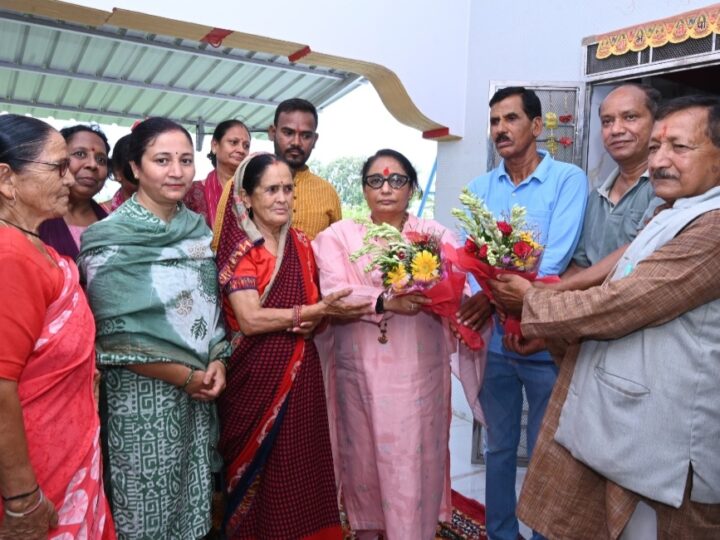 वार्ड नं० 33 हल्दुखाता मल्ला के ग्राम लछमपुर में 550 मीटर इंटरलॉकिंग टाइल्स सड़क का हुआ शिलान्यास