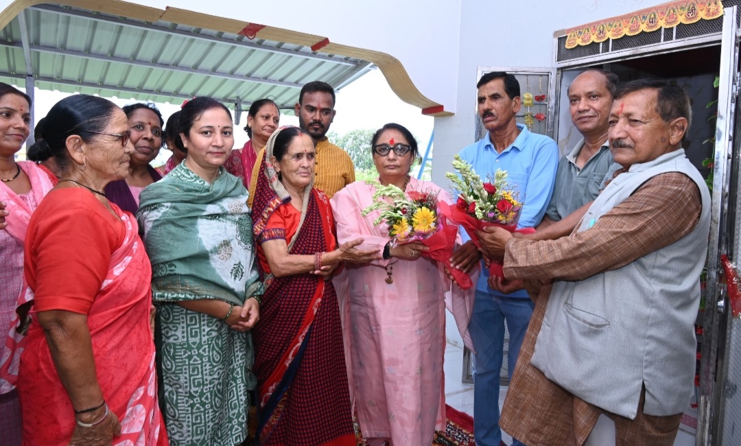 वार्ड नं० 33 हल्दुखाता मल्ला के ग्राम लछमपुर में 550 मीटर इंटरलॉकिंग टाइल्स सड़क का हुआ शिलान्यास