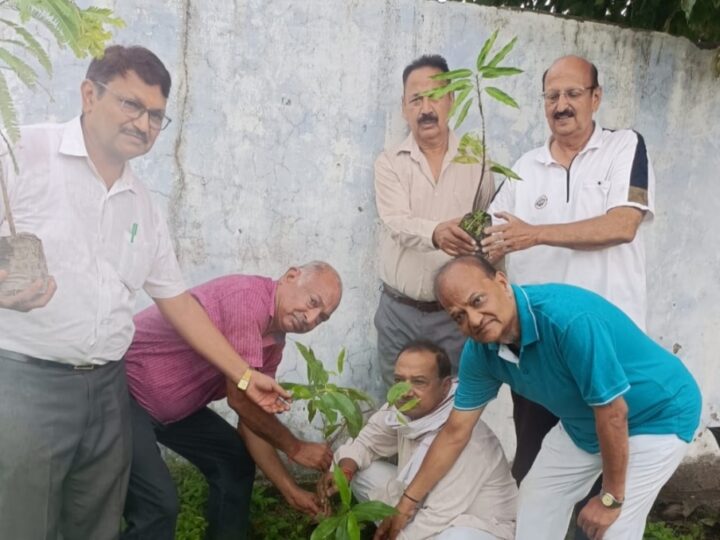 भारत विकास परिषद ने रोपे 25 प्रजातियों के पौधे