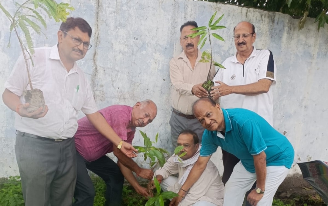 भारत विकास परिषद ने रोपे 25 प्रजातियों के पौधे