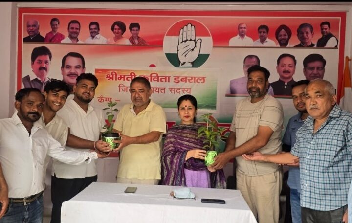 कांग्रेसियों ने हरेला पर्व पर औषधीय पौधे किये वितरित